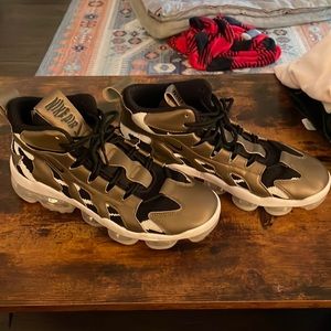 Nike VaporMax Mid. Used, worn 5 times. Small markings. Sz. 11